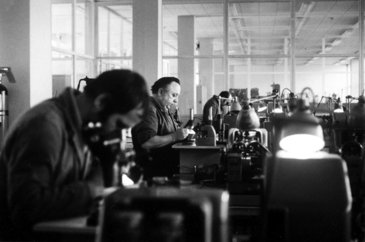 Arbeit an der Drehmaschine in der Pivoterie